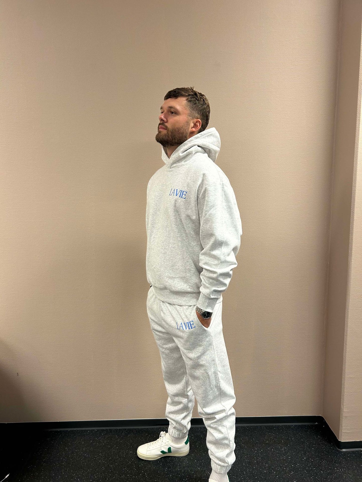 Modellen er 189 cm høy og har på seg str. Large.